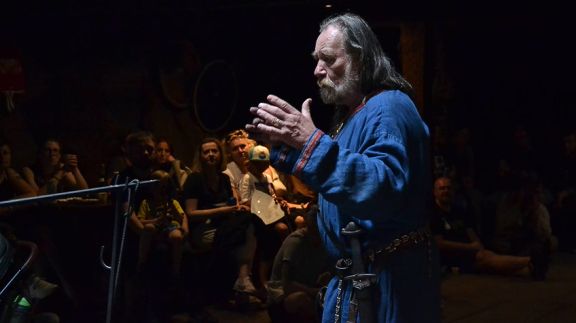 Jarl Einar opowiada sagę